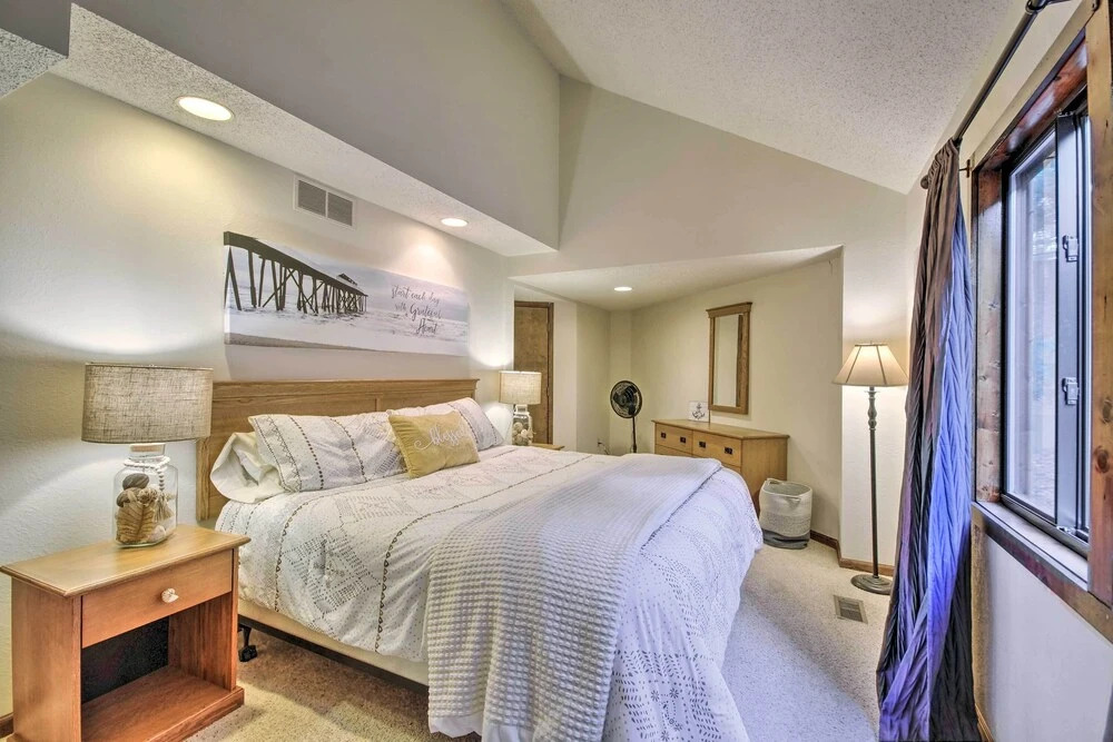 Lakefront Osage Beach Home w/ Community Pool!