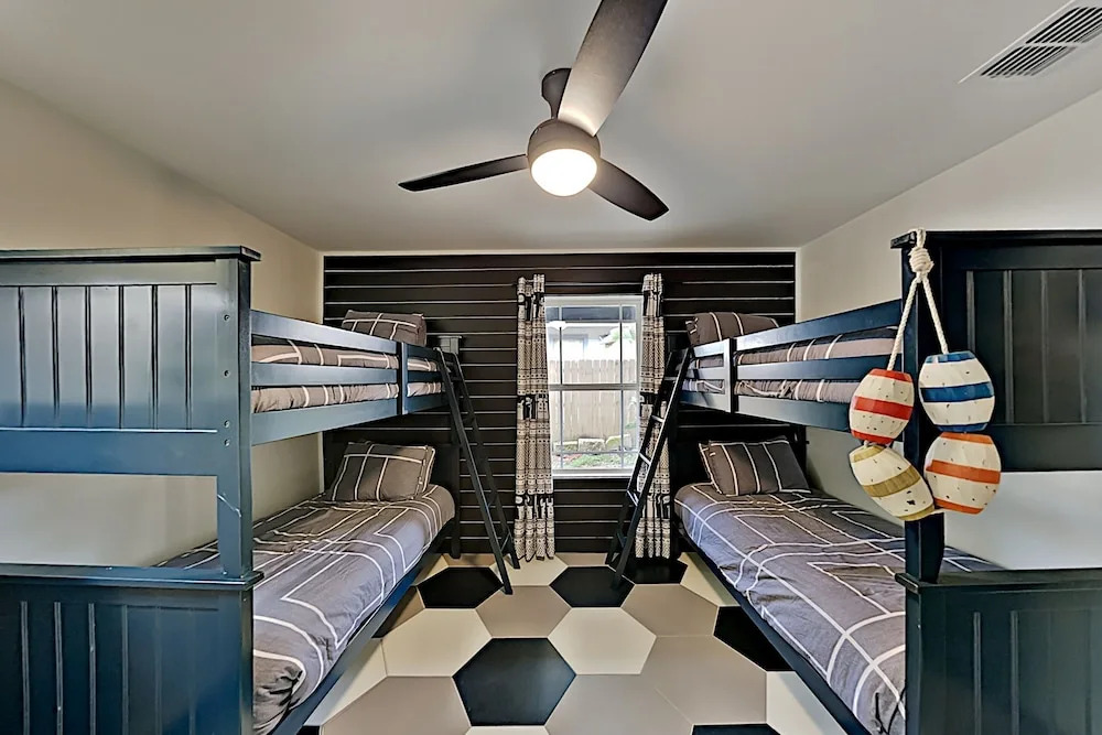 Chic Port A Escape W/ Big Balcony - Walk To Beach! 4 Bedroom Home