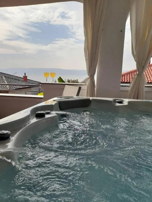 Luxury apartments Snjezana with private jacuzzi