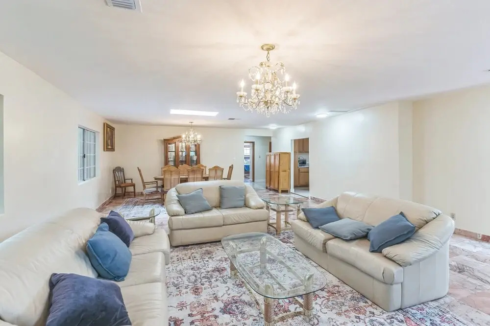 Russell House Near Hollywood & Griffith Park 3 Bedroom Home