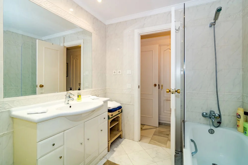 AB2-Wonderful 2 bedroom apt with fantastic views