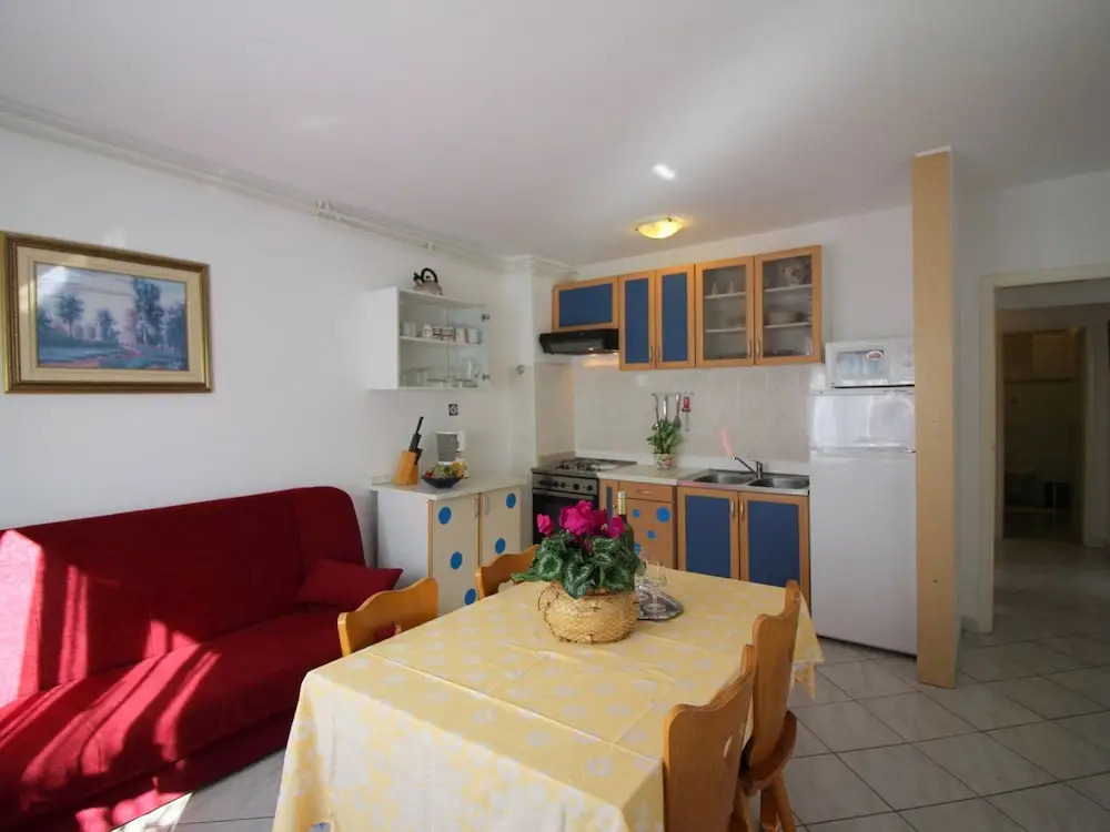 Nice Apartment in Ideal Location; Historic Porec 800 m and Beach 1 km Away