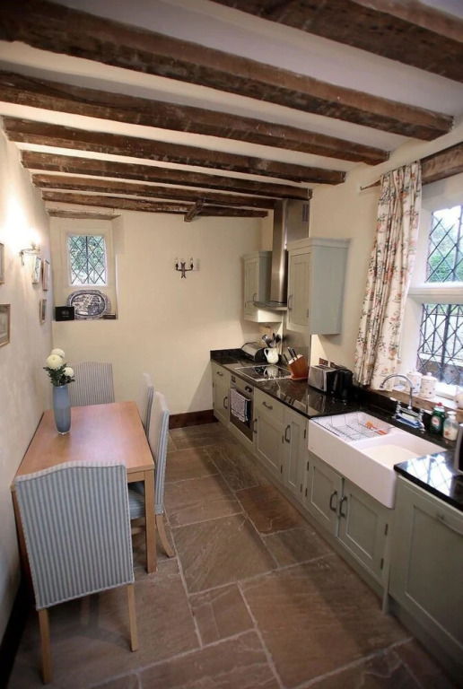 Luxurious hideaway for four in one of the finest Elizabethan gatehouse