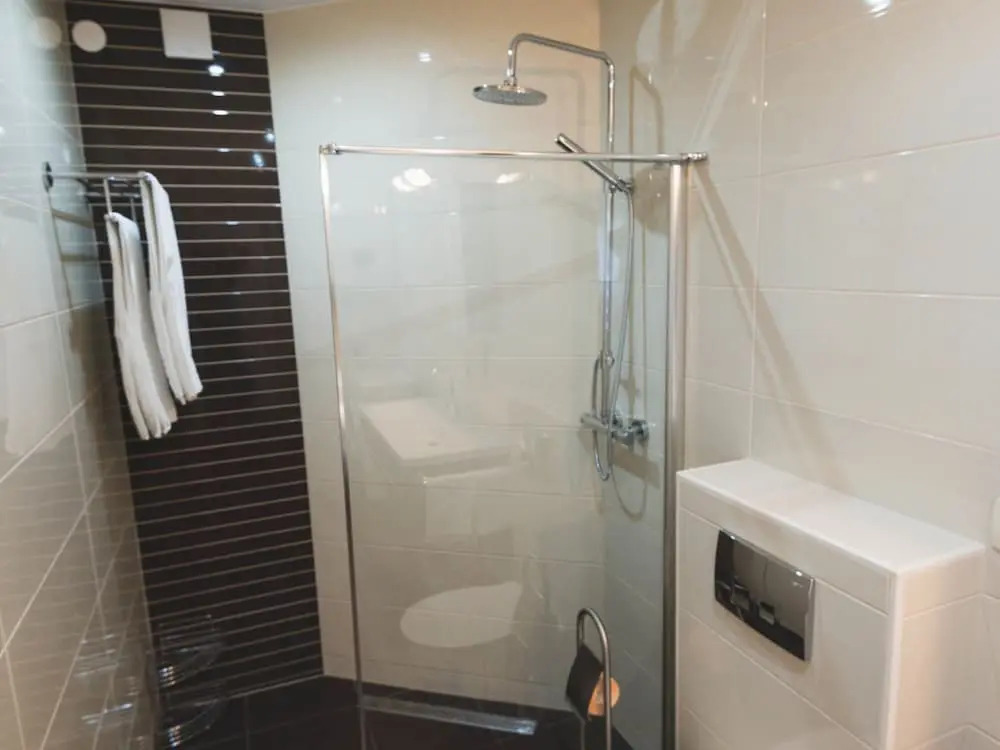 New, Modern & Comfortable, Central yet Quiet, Short Walk to old Town and Beach