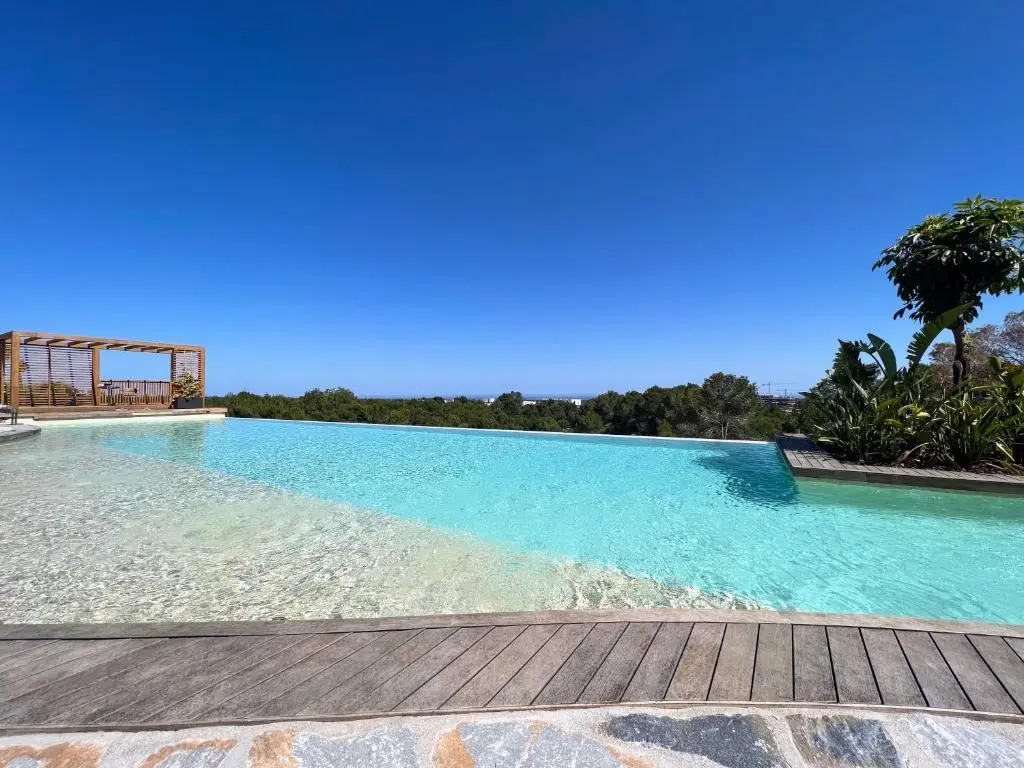 New Luxury Apartment in Las Colinas with communal pool LC2
