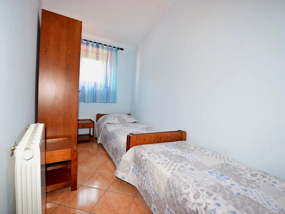 Apartment Only 100m From the Beach With a Barbecue Area and Fenced Garden, Wifi