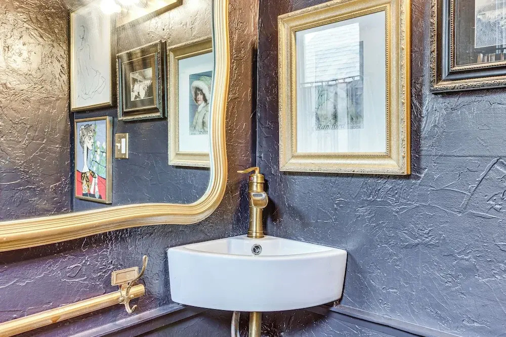Walk to Downtown: Historic Guthrie Home on Mansur