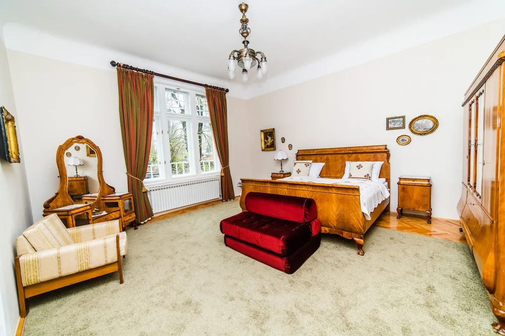 Spacious 3Bdr Apt With A Balcony In The Center