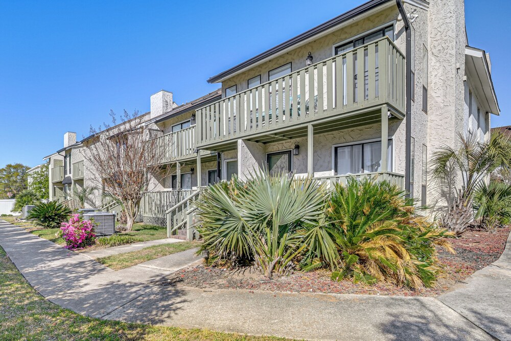 Myrtle Beach Condo: Balconies, Walk to Beach!
