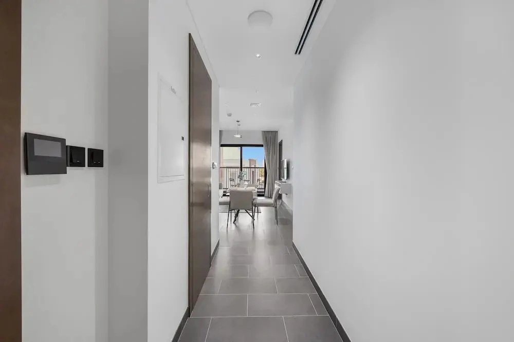 Modern 1BR with Balcony Sobha Hartland