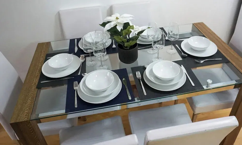 Biz & Fam Sleeps 7 Wigan w/ Parking, Self-check-in