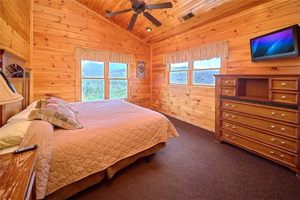 Tennessee Walts 4 Bedroom Mountain View Home with Hot Tub