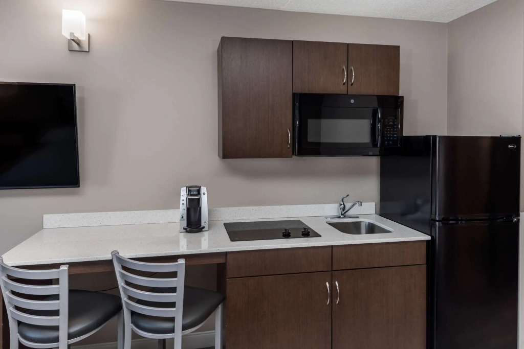 Super 8 by Wyndham Winnipeg West