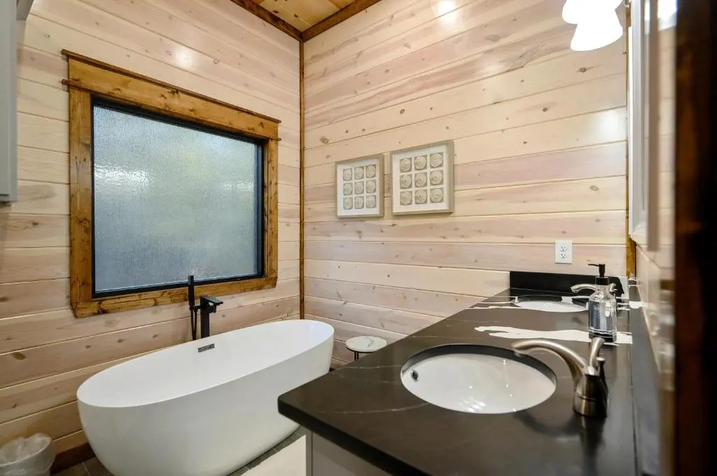 Vacana Overwatch Secluded Cabin, Beautiful Views, Large Back Deck, Pet Friendly