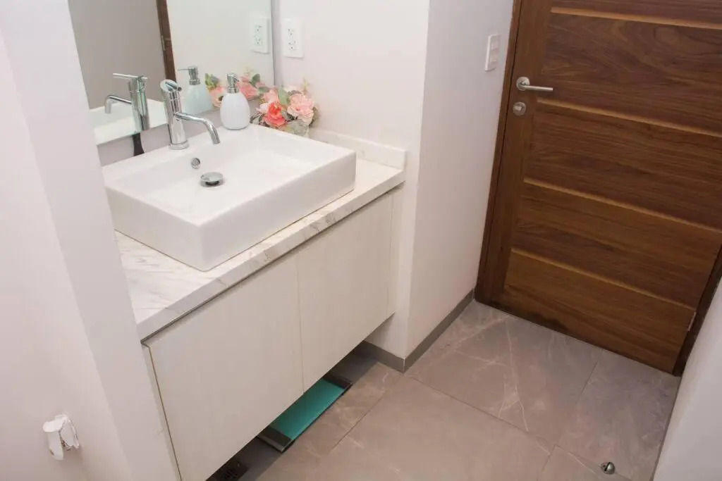 G208N Gallery Luxury Condo 5stars. Walking to the beach.