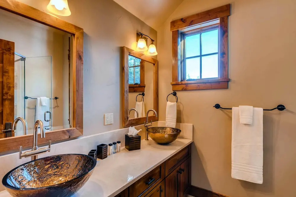 Bear Tracks Lodge