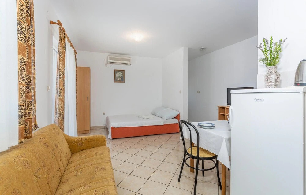 Beautiful Apartment in Rasopasno With Wifi