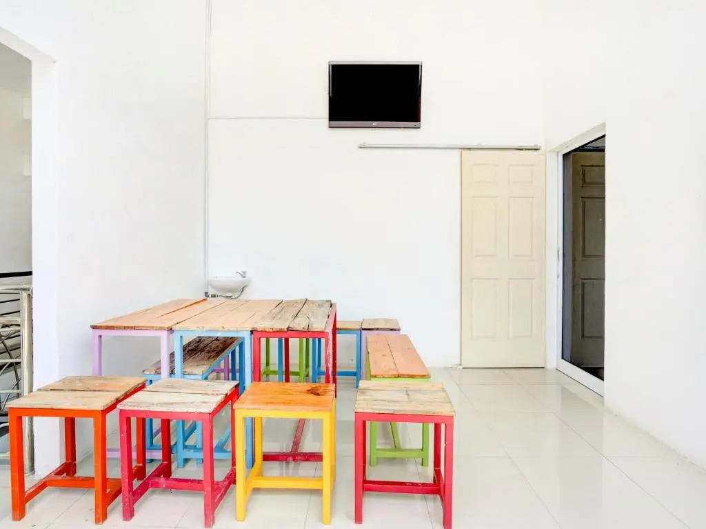 RedDoorz Syariah at Homestay Bougenville near Taman Alun-Alun Kota Lamongan