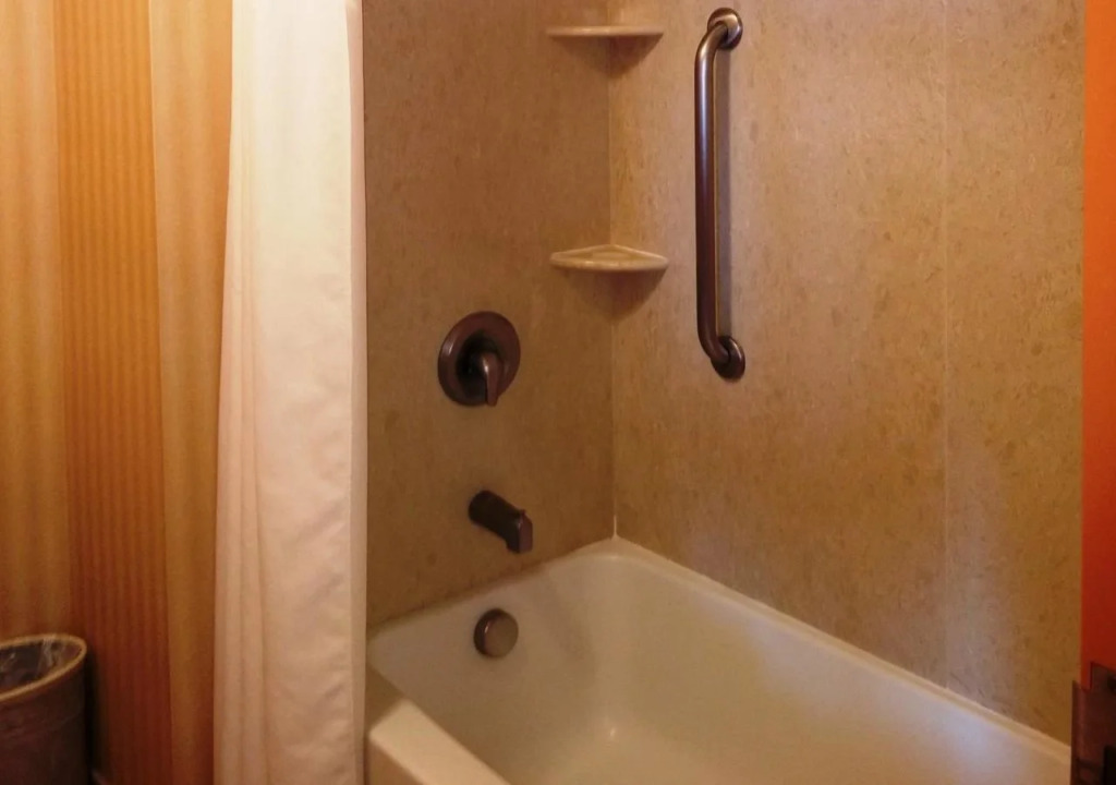 Hampton Inn & Suites - Coors Road