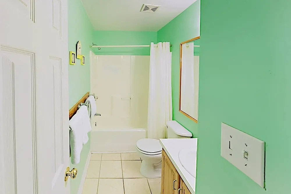 Beach Bliss: Private Balcony, 200 Yards To Shore! 2 Bedroom Condo