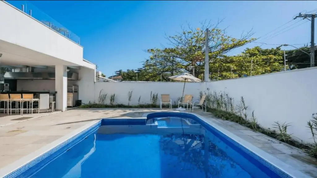 Casa de alto padrão, com 5 suítes, a 50m praia de Barequeçaba