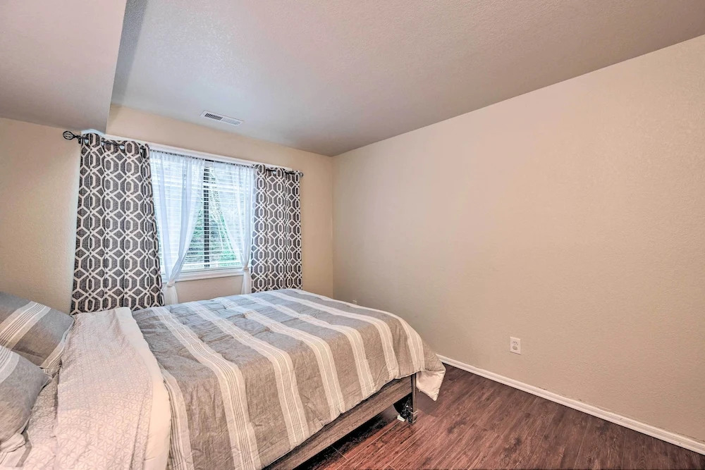 Shoreline Home w/ Deck ~ 14 Mi to Downtown Seattle