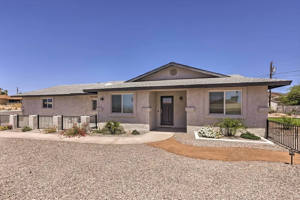 Putting Green, Pool Access: Lake Havasu City Home!