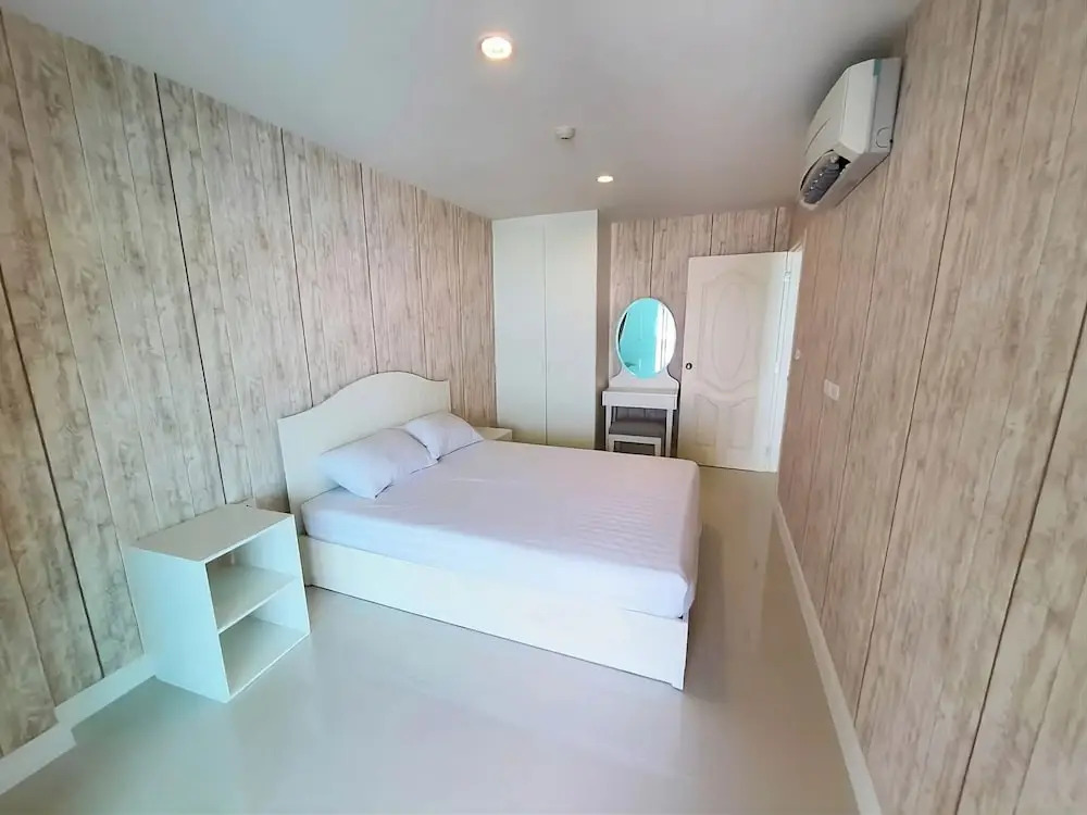 1 Bedroom Beachside Condo in Cha-am