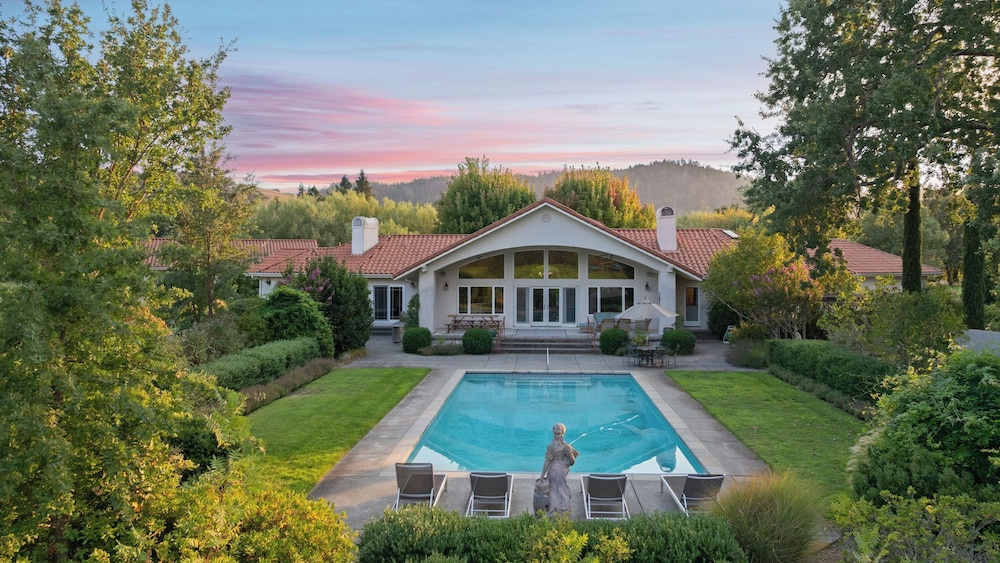Vineyard Estate w/ Pool, Spa & Bocce Ball + Mins to Wineries & Park Lawndale Manor by Avantstay