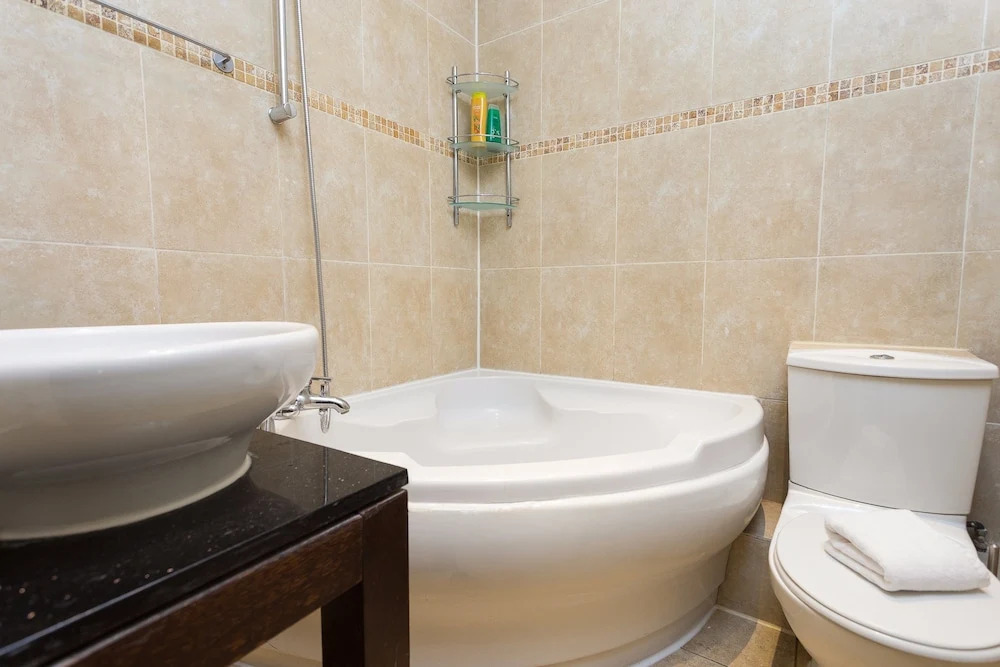 3 Bed Kensington Apartment with Balcony