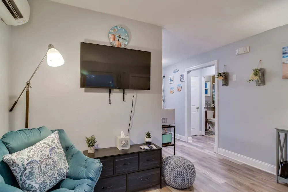 Largo Vacation Rental: 5 Mi to Clearwater Beach!