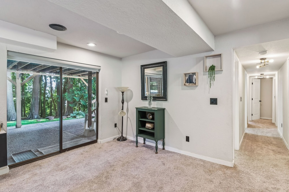 Modern Forest Escape, Near Lake Stevens & Hikes