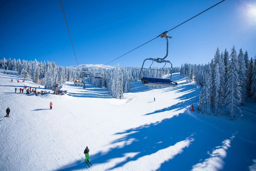 Stunning Condo Across from the Slopes by RedAwning