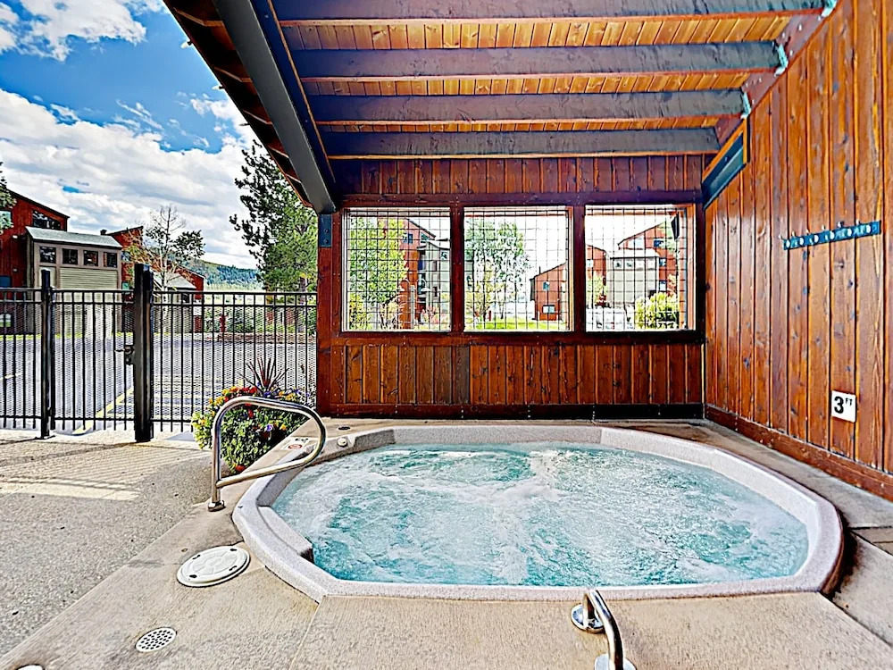 Bright & Cozy Mountainside -pool & Hot Tub 2 Bedroom Condo