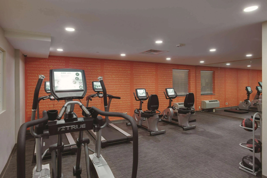 La Quinta Inn & Suites by Wyndham Detroit Metro Airport