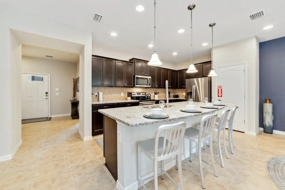 Windsor At Westside Luxury Pool 5 Bedroom Home by Redawning