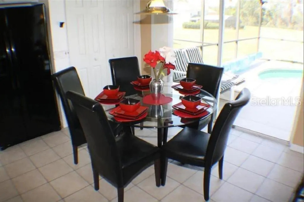 7 Bedroom, 4.5 Bath & Enclosed Pool. Lake View and 3 Miles to Disney!