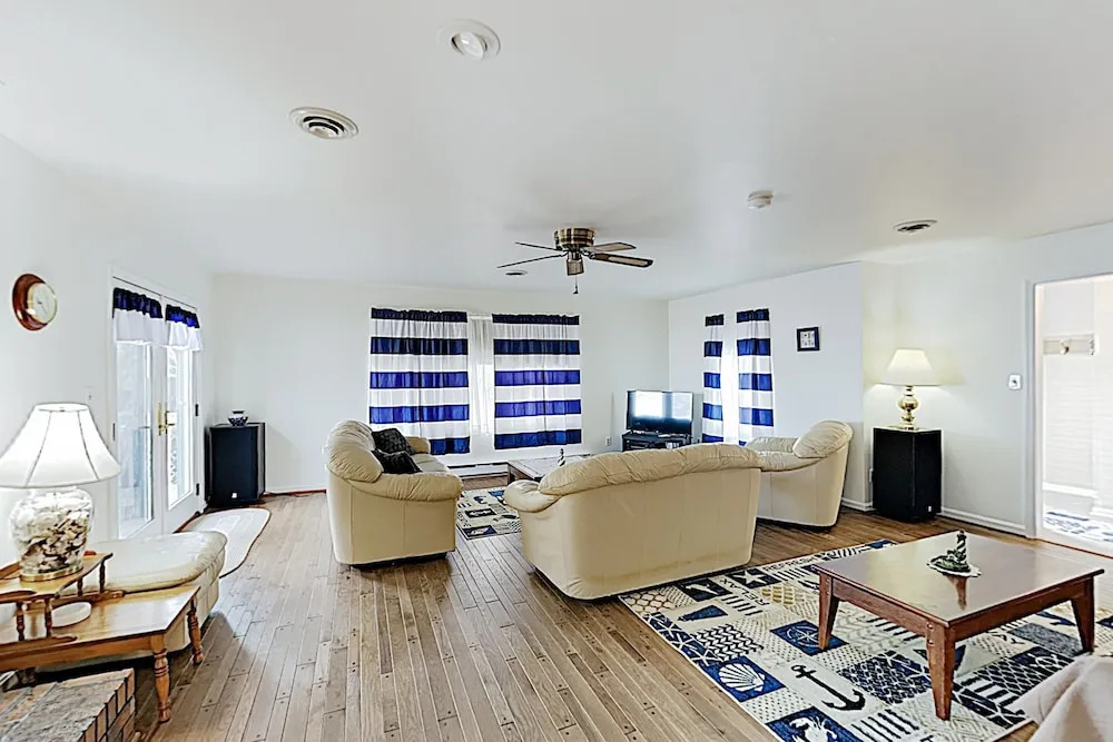 Tranquil Canal-front Getaway - 3 Blocks To Beach 4 Bedroom Home