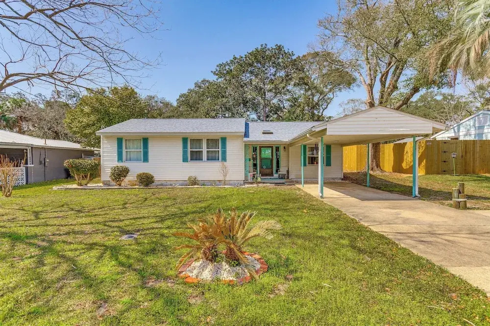Walk to Beach: Fort Walton Coastal Retreat