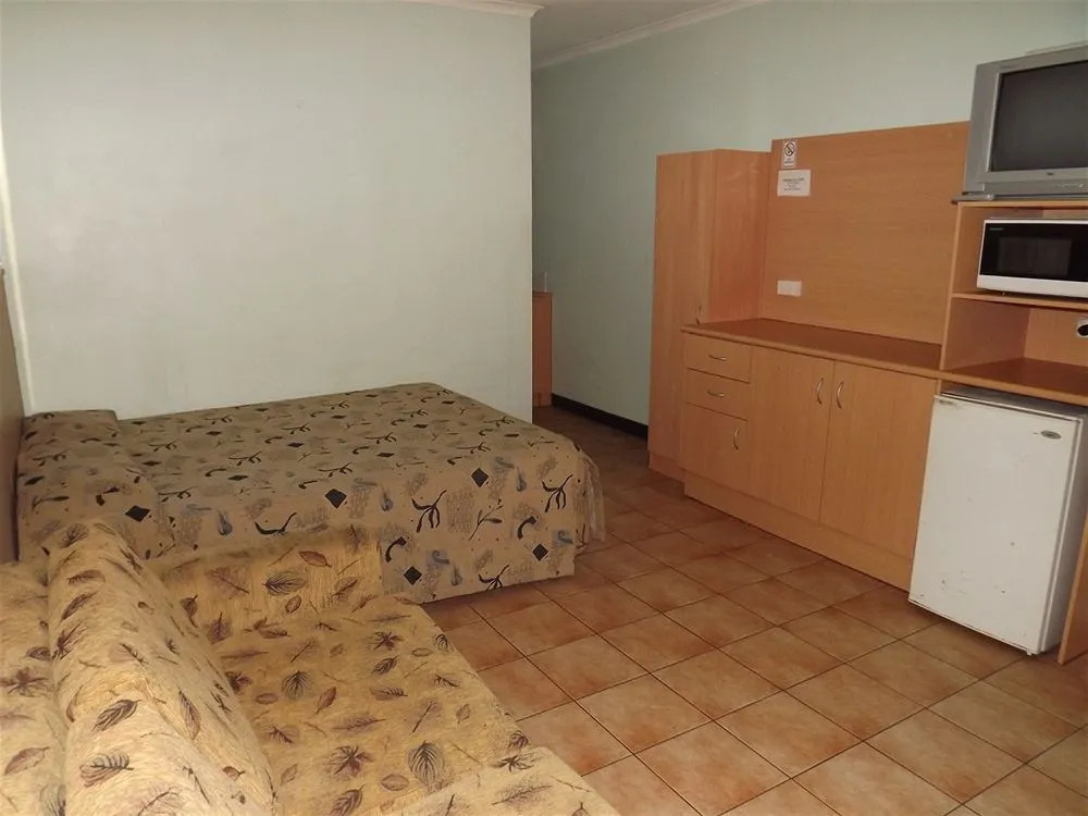 Palm Court Budget Motel Hostel/Backpackers