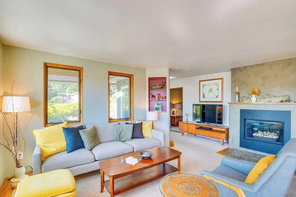 Gig Harbor Home: Large Deck, Outdoor Dining Area