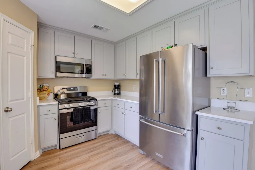 16 Mi to Dtwn Dallas: Spacious Home w/ Yard!