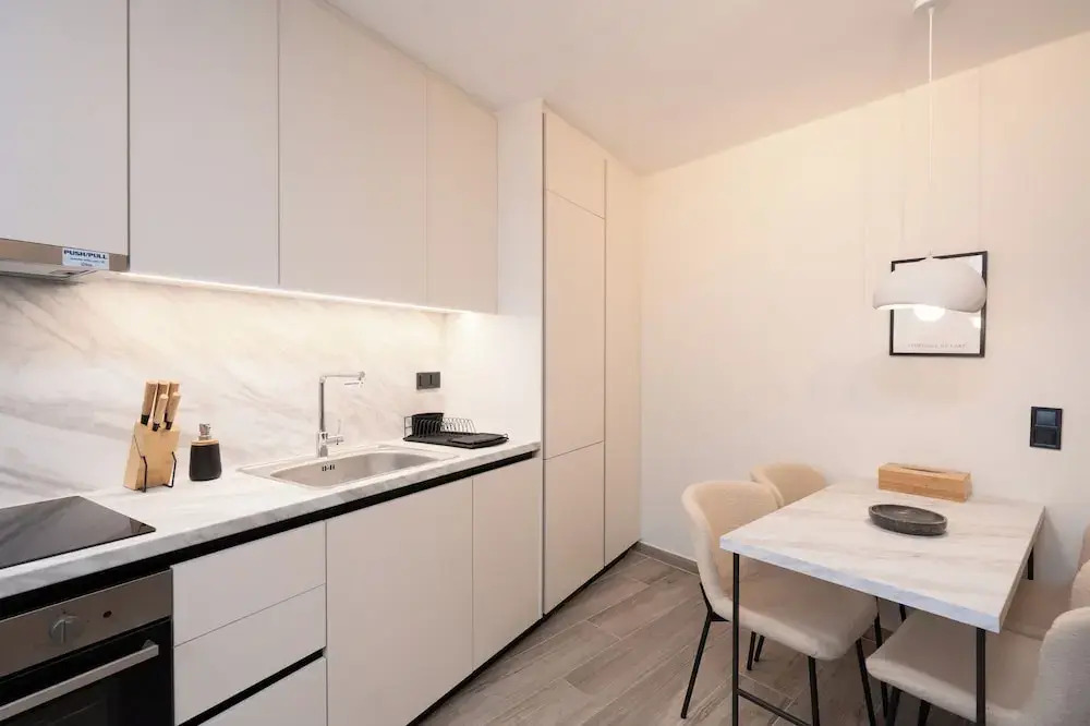 Cozy & Chic Stay Near Metro Station