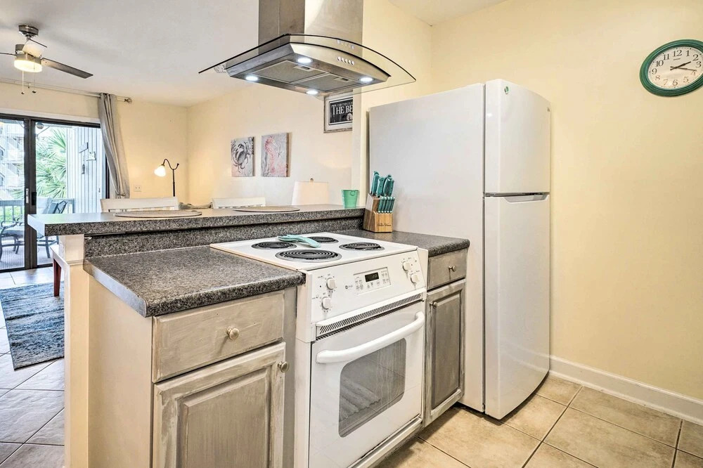 Coastal Condo w/ Pool Access - Steps to Beach