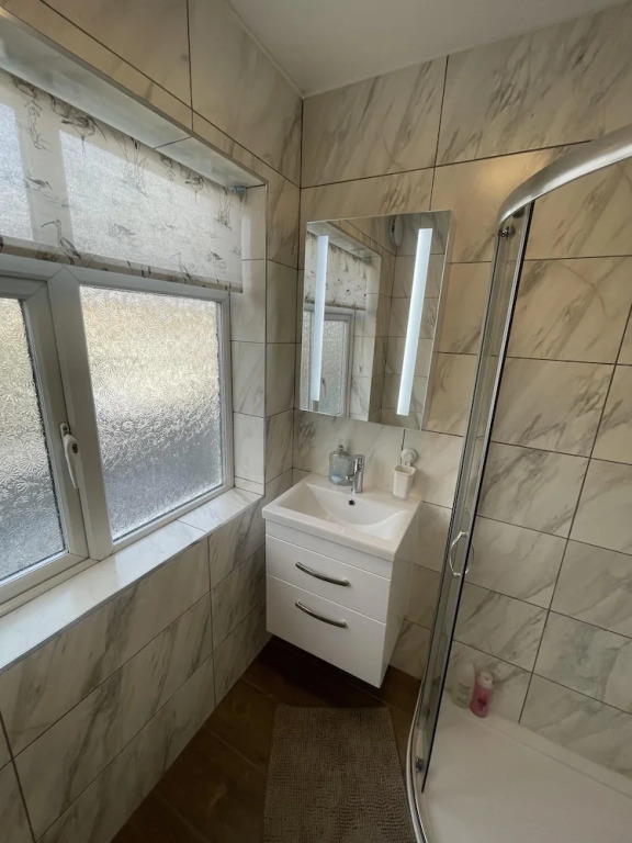 Spacious one Bedroom Apartment With Free Parking