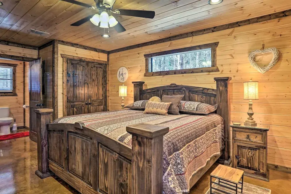 'the Breeze' - Broken Bow Cabin w/ Hot Tub & Deck!
