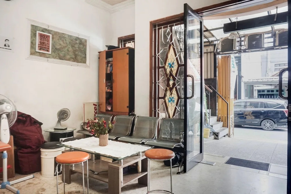 OYO 91754 Wisma Tiqita Syariah Near Pasar Tanah Abang