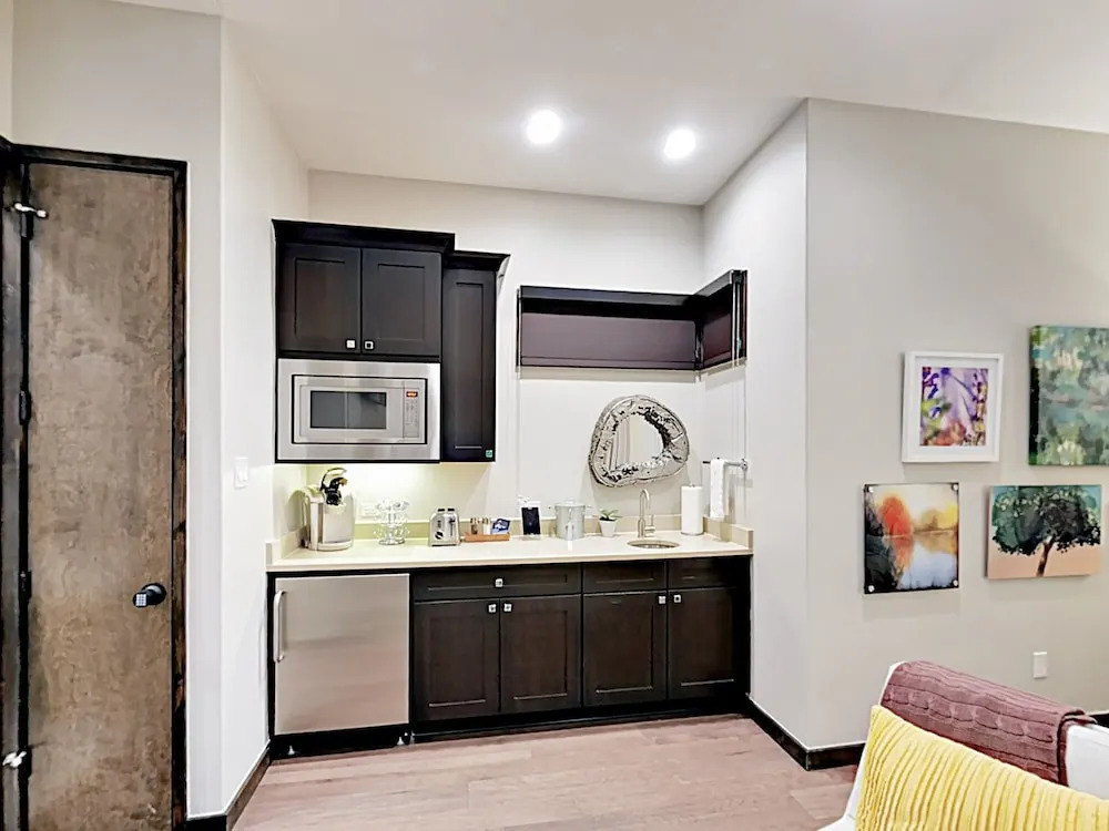 Chic Lake Travis W/pool, Lazy River & Marina 1 Bedroom Cabin