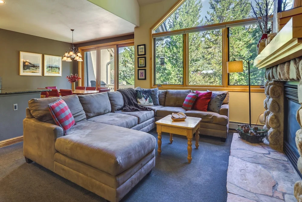 Walk to Ski Lifts: Townhome w/ Hot Tub in Keystone