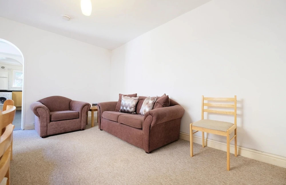 Quiet and Spacious 2-bedroom Flat , Sleeps 4